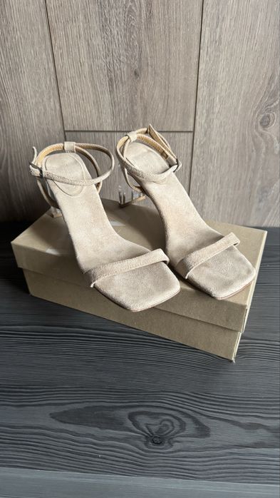 Элегантные бежевые босоножки на прозрачном каблуке