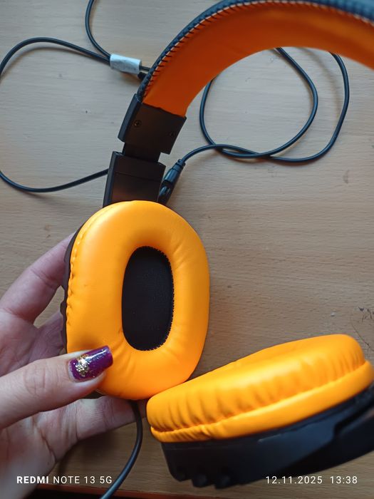 Căști cu fir și microfon