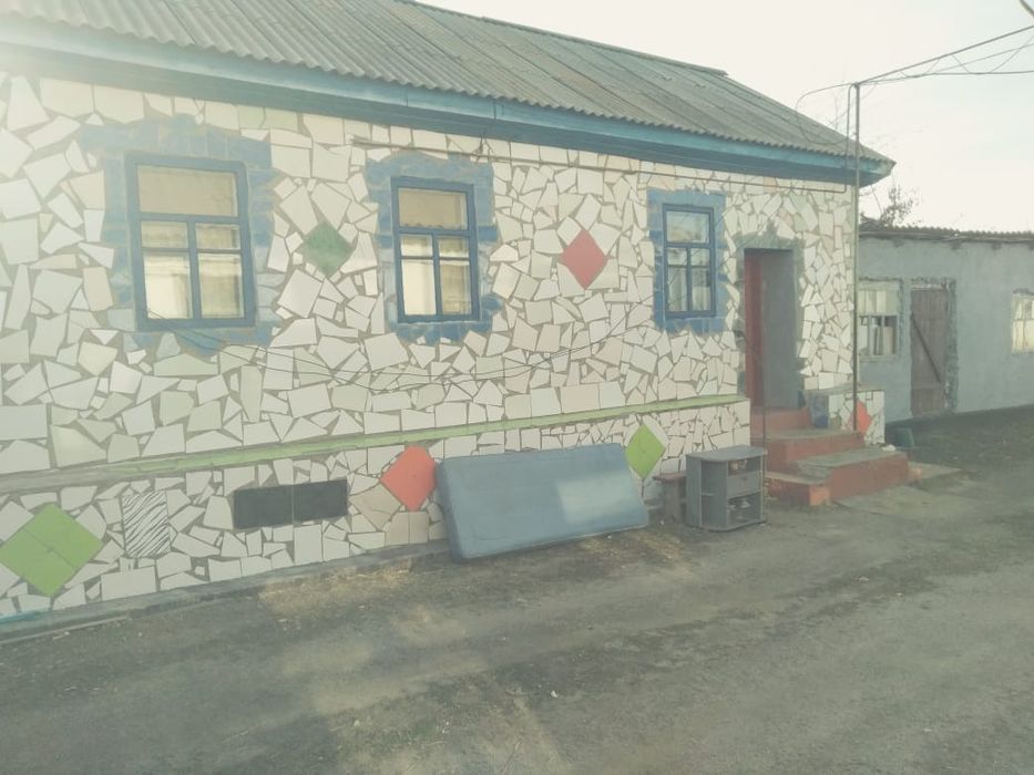 Здаёться домик небольшой две комнаты