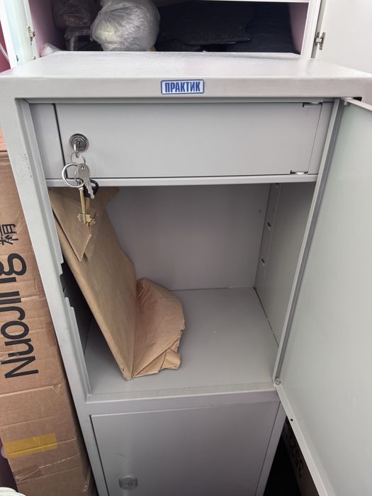 Сейф напольный почти новый