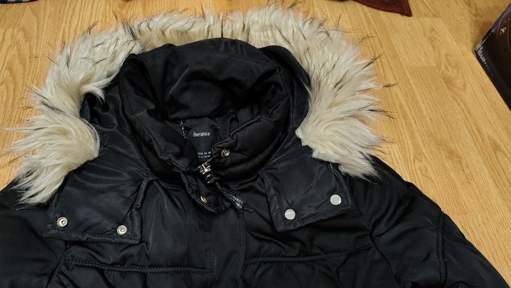 Geaca de iarna Bershka cu blăniță pentru fete