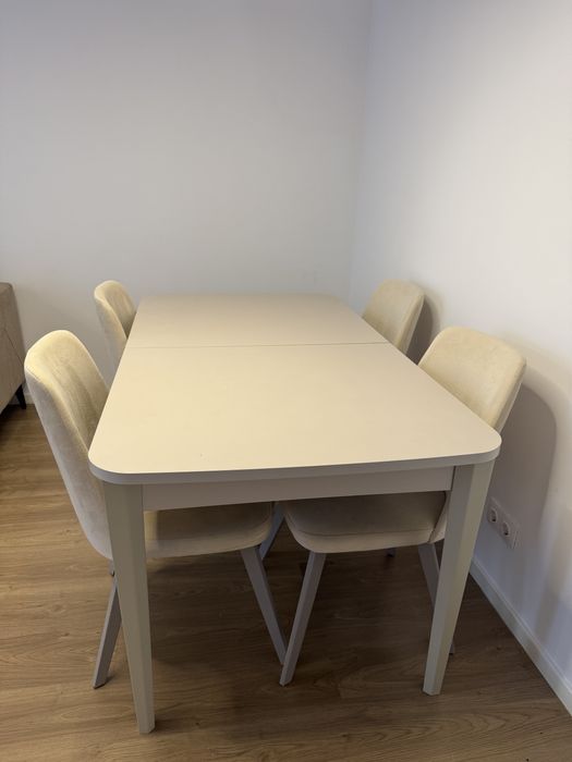 Masa extensibila cu 4 scaune crem