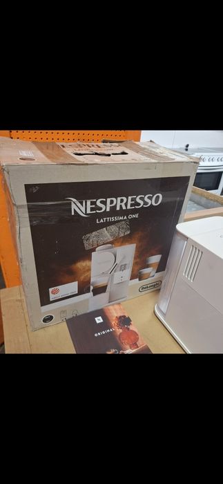 Кафе машина с капсули Delonghi Nespresso Latissima One нова неизполз