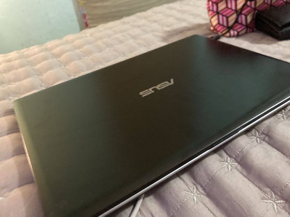 ASUS лаптоп продавам