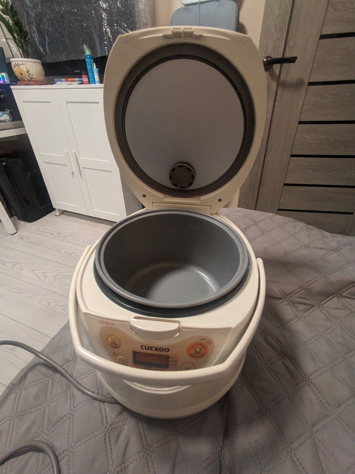 Продам рисоварку CR-0821FI
