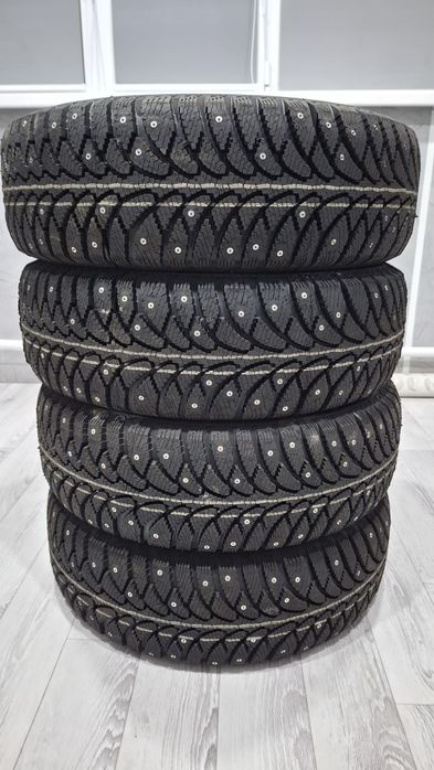 Продам комплект зимних шипованных шин на R14