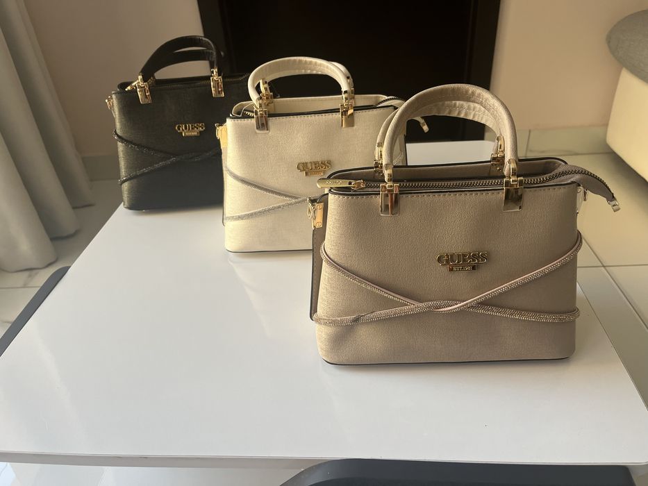 Дамски чанти Guess.