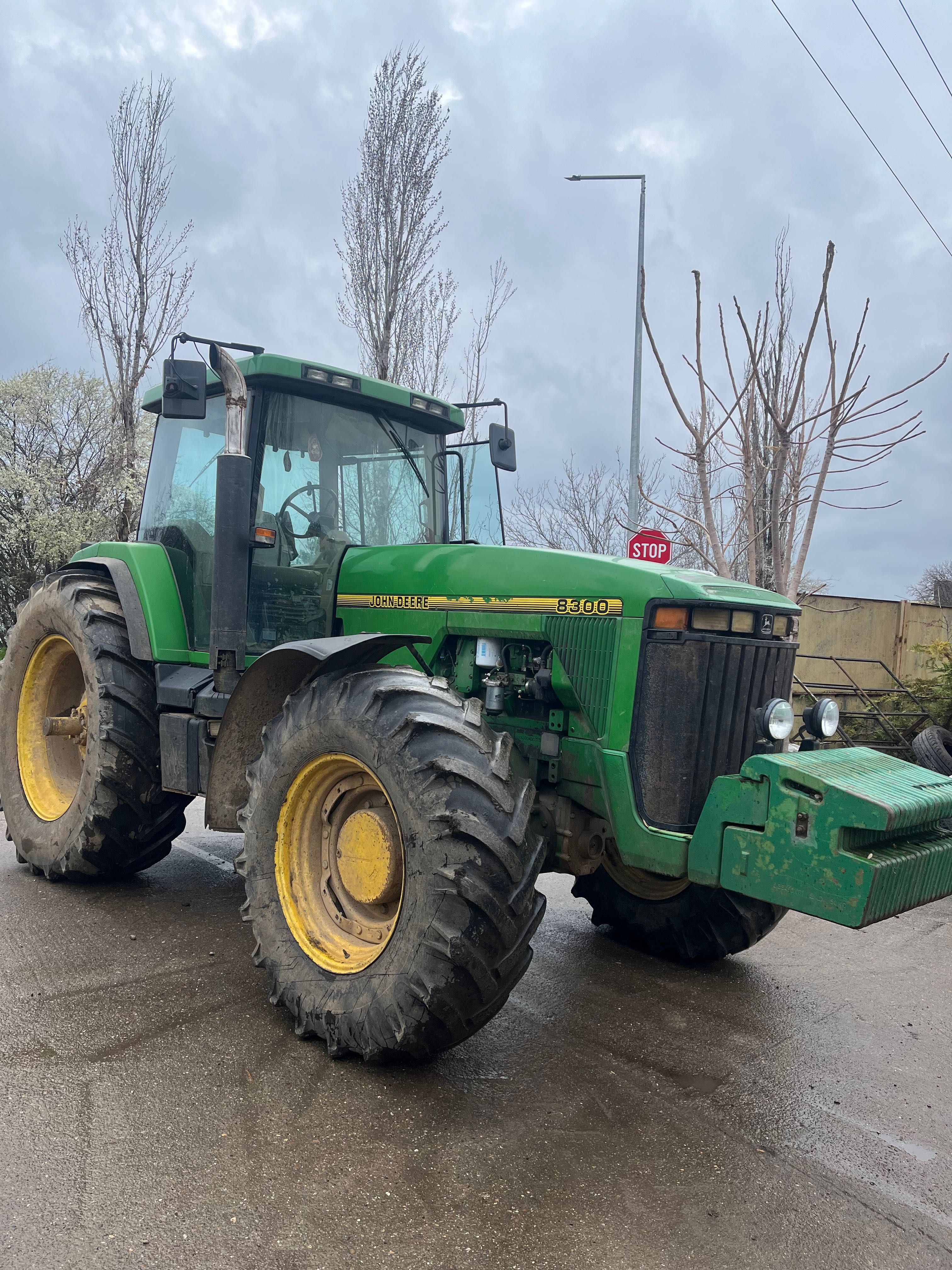 Продавам трактор John Deere 8300