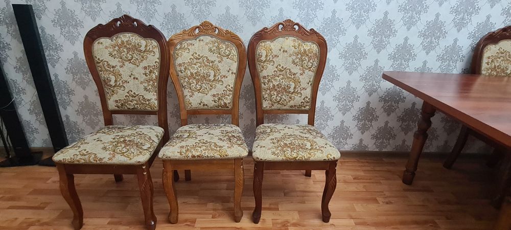 Продаётся стол и стулья