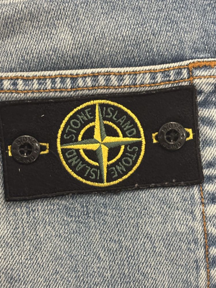 Blugi Stone Island cu emblema