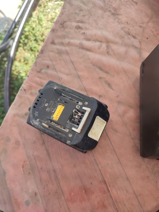 Statie incarcare makita cu acumulator