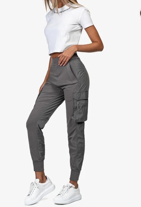 Madebysociety Geacă , Tricou, pantaloni gri cu buzunare laterale Fete