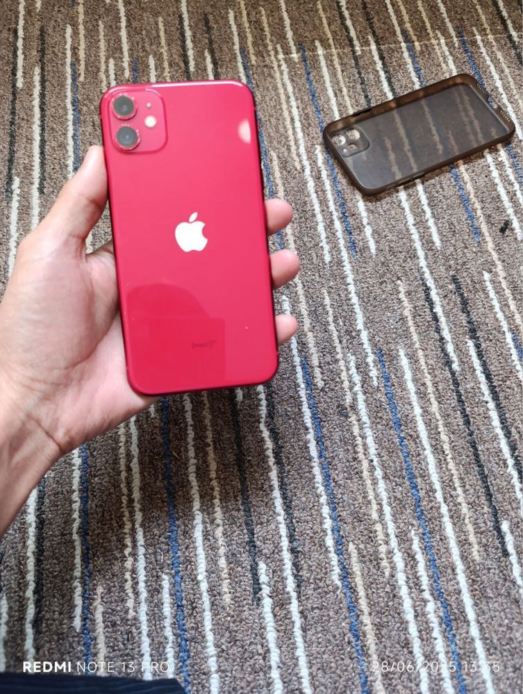 Iphone 11 sotiladi  singan qirilgan joyi yo emkost 79 xotirasi 128 gb