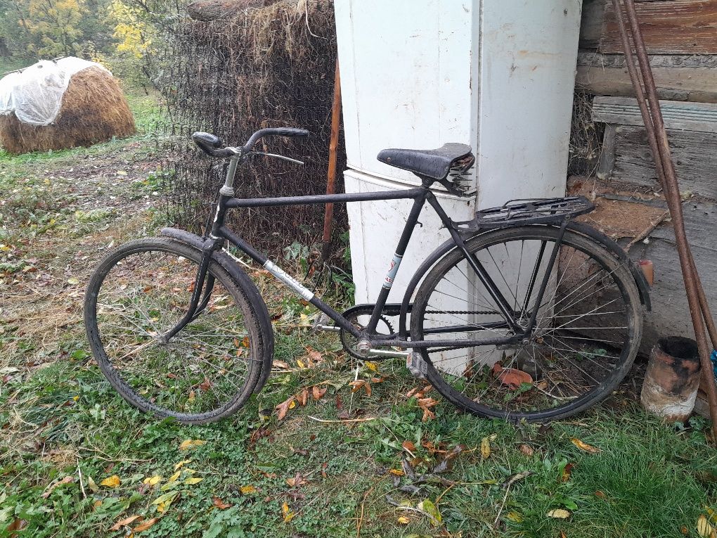 De vânzare bicicletă foarte veche și druzbă