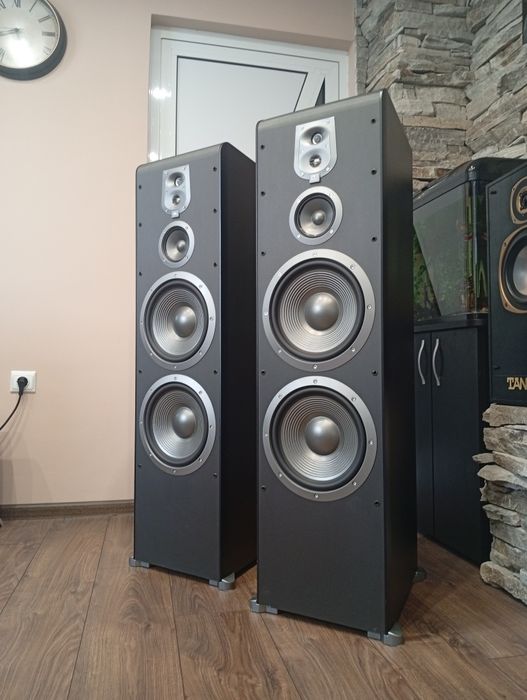 Най-големият модел от серията JBL ES-100