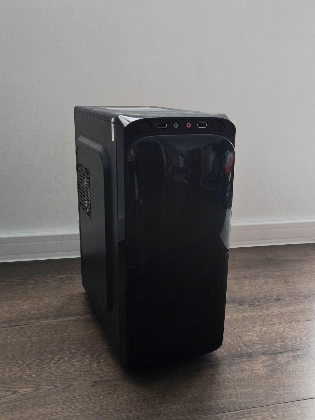 Компютър  AMD 3 2200G 3.50 GHz - 8 GB ram 2400 MHz DDR4, AM4, Wifi