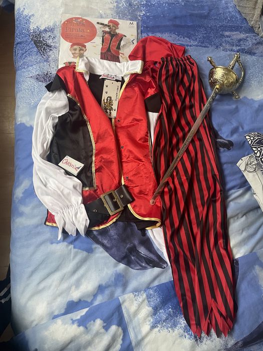 Три карнавални костюма, полицай, пират и дракула