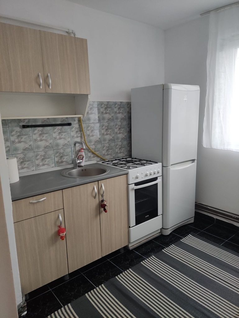 Închiriez apartament cu 2 camere