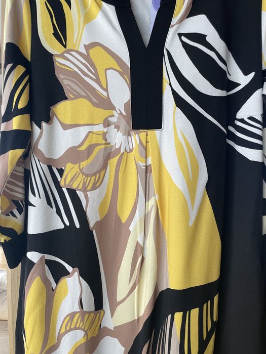 Рокля на жълти цветя