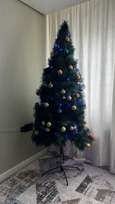 Елка для дома с гирляндами