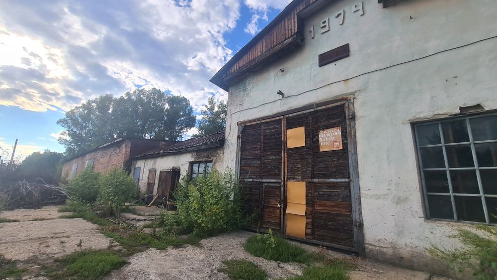 Промбаза, цех с оборудованием