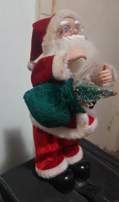 50 Lei. Mos Craciun cu melodii de Craciun. 30 cm Inaltime.  Valabil in