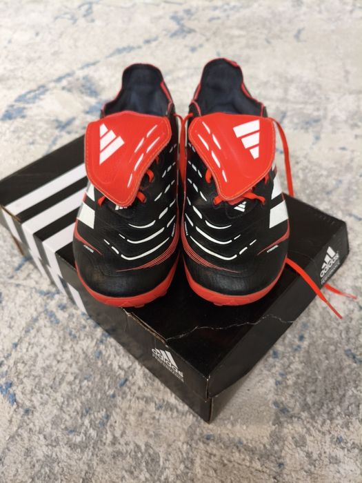 Сороконожки Adidas Predator + Подарок Щитки (Nike Mercurial Lite)