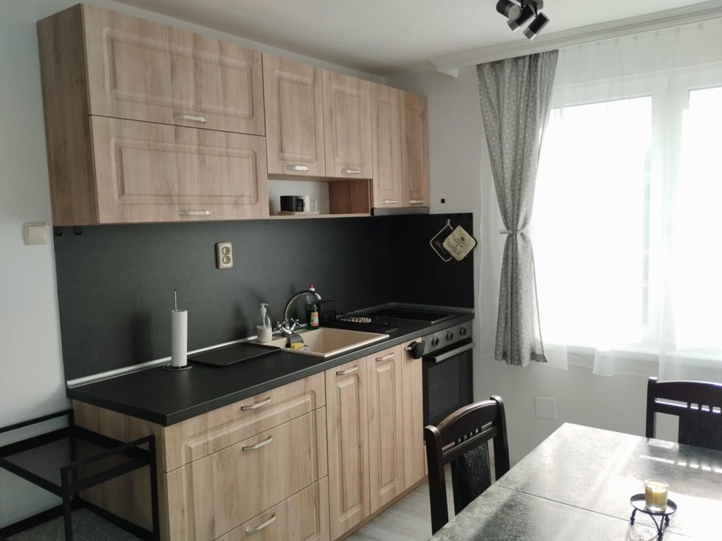 Дава се под наем Тристаен апартамент в Бургас, Център - 80 кв.м за 459 € - Снимка #2