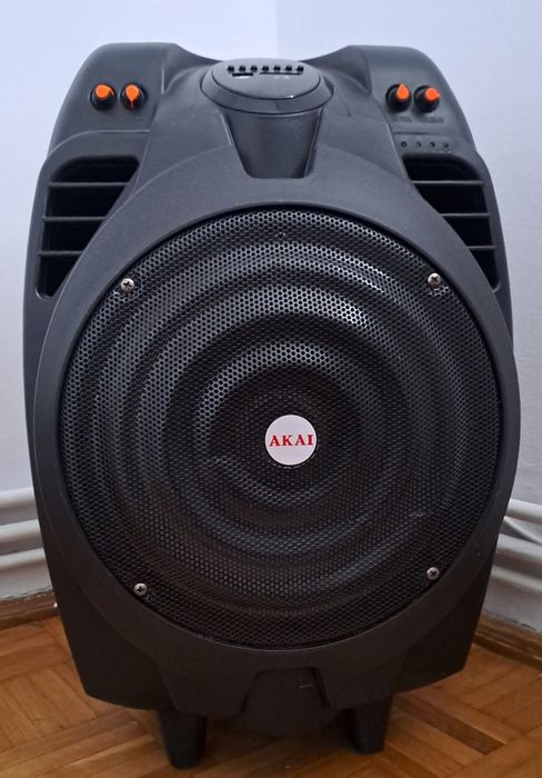 Boxa Akai folosită ocazional