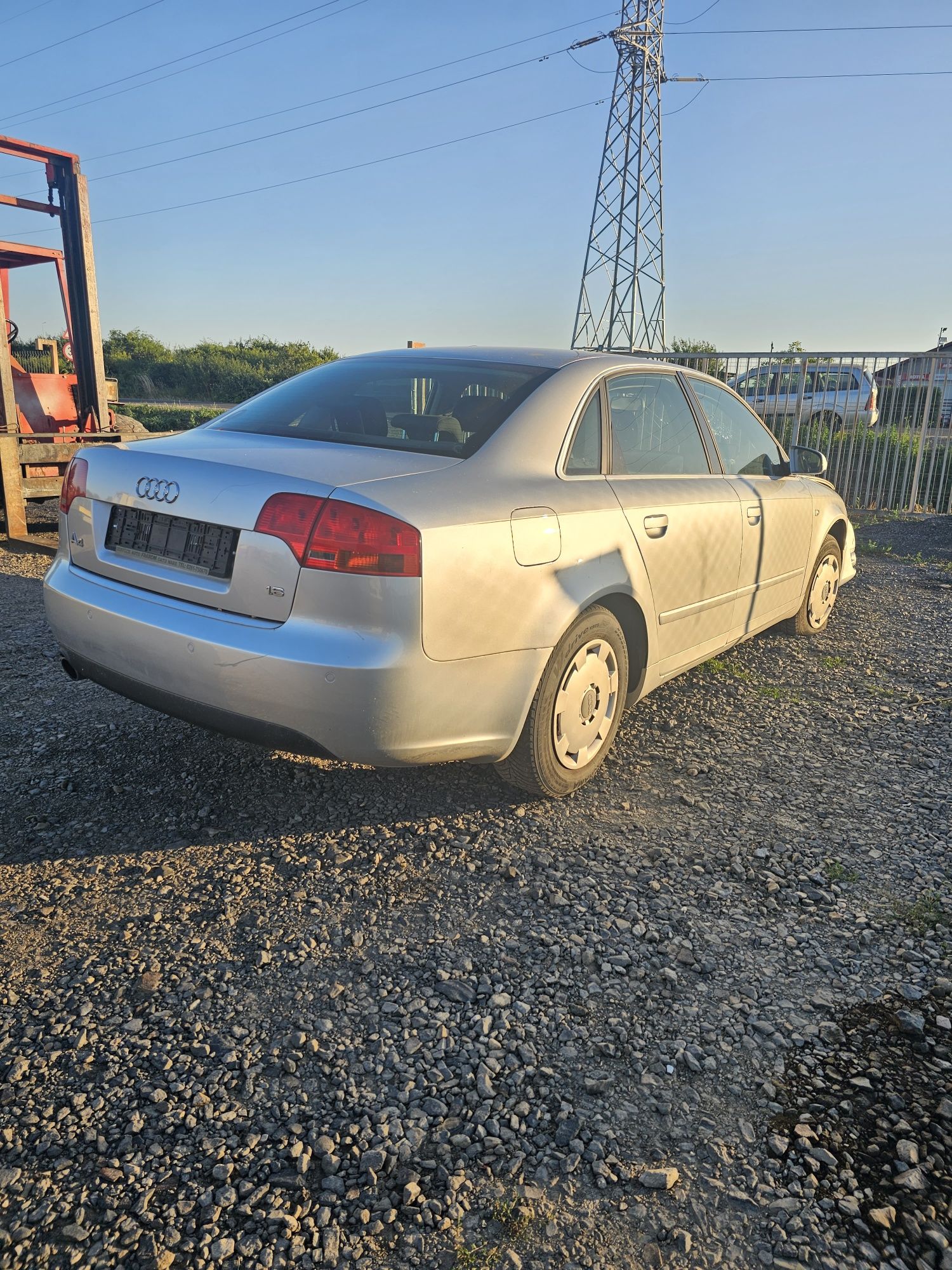 Dezmembrez,vand piese audi a4 ,b7 berlina 1,6 benzina