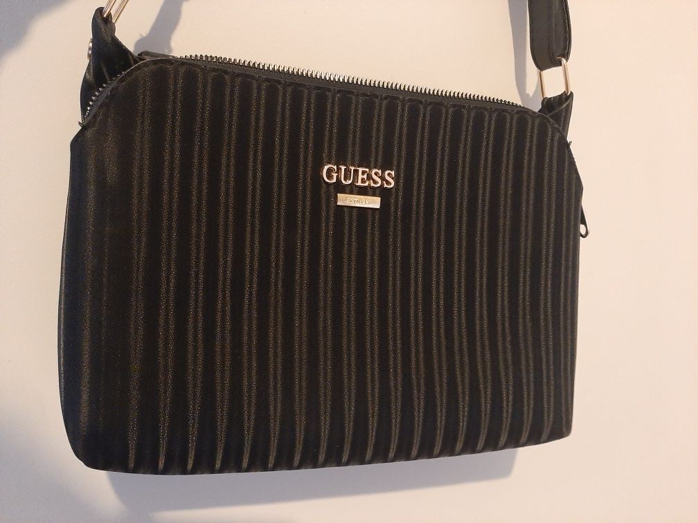 Дамска чанта на Guess