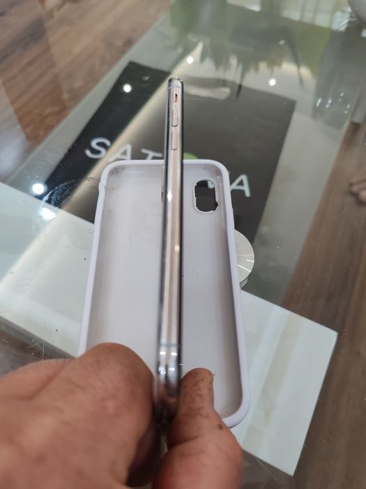 Продавам телефон iphone xs