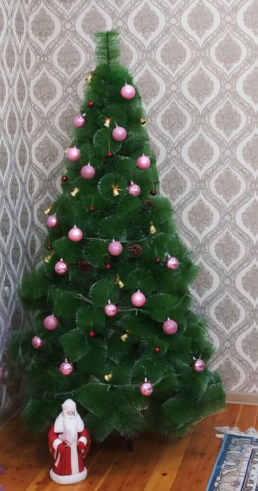 Новогодняя елка заснежанная и пушистая, в новом состоянии