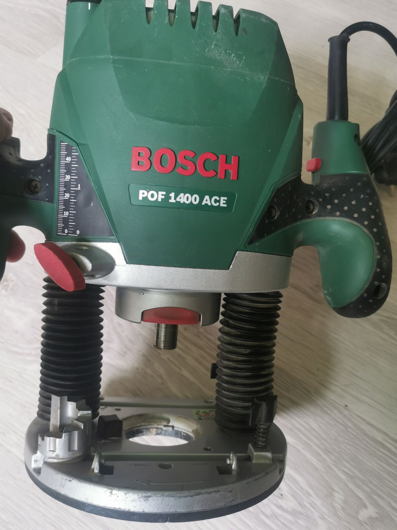 BOSCH POF 1400 ACE -  Оберфреза 1400W
Цена 130лв
Предлага се така,