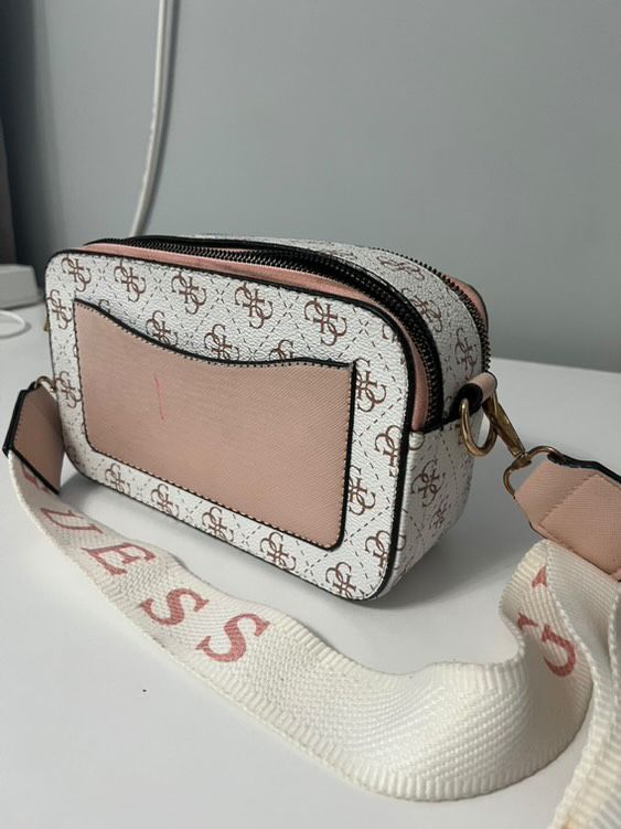 Дамска чанта GUESS