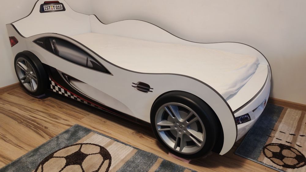 Vând pat copii 90x190, cu saltea, sub forma de mașina