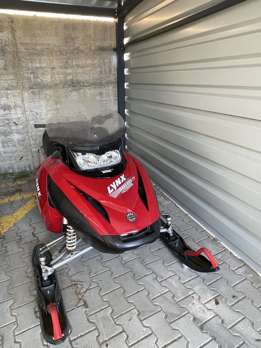 Snowmobil lynx rav 800