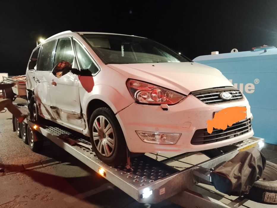 Vând Ford Galaxi  Avariat