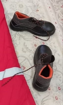 Продам ботинки рабочие с металлическим носком ,новые. Размер 42