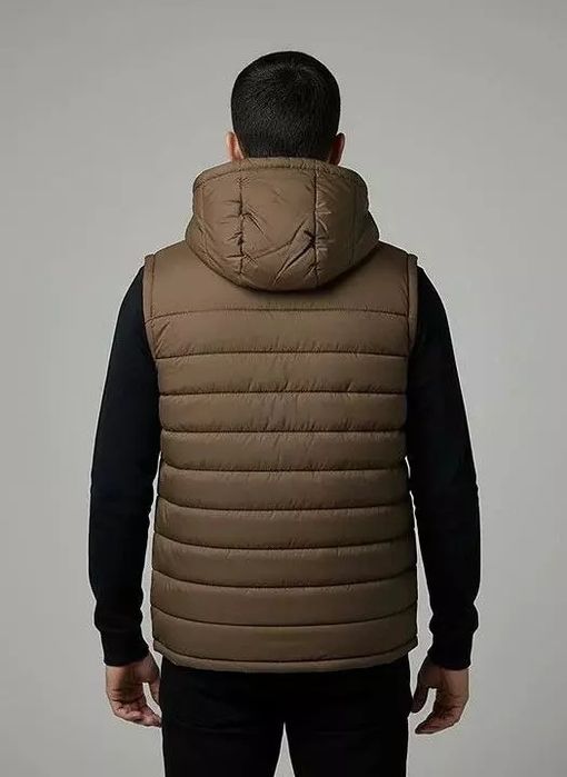 Erkaklar uchun kuz-qish jiletka - yengsiz, kapyushonli, zamonaviy diza