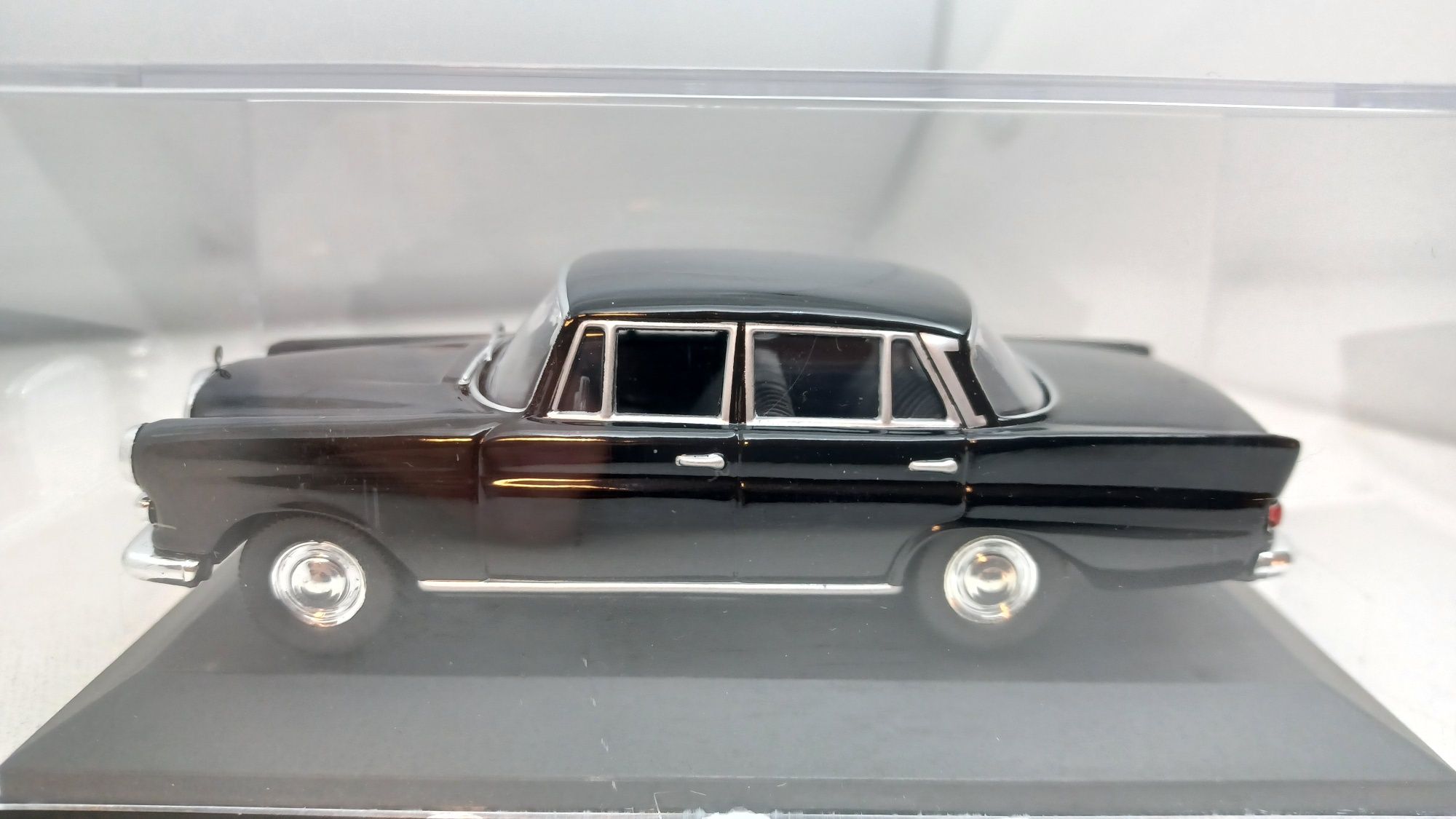 Macheta Mercedes 200 D 1:43