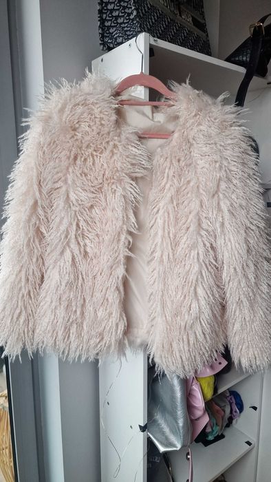 Бяло пухено палто