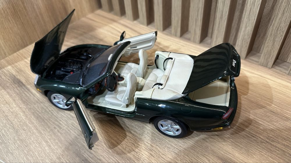 Колекционерски 1:18 Mercedes 300SL и Jaguar