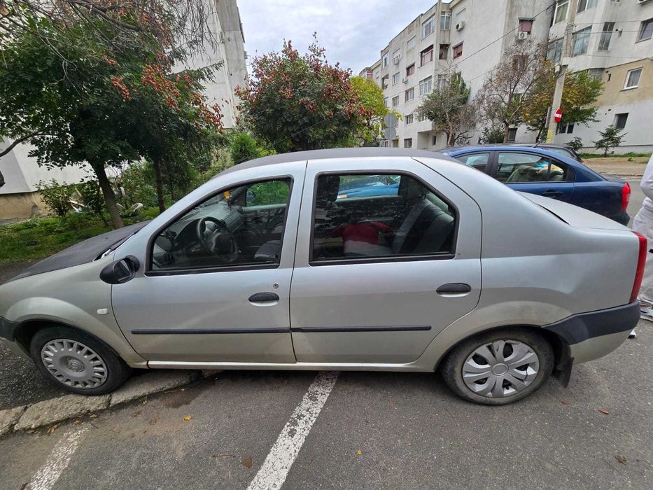 Vând Dacia logan