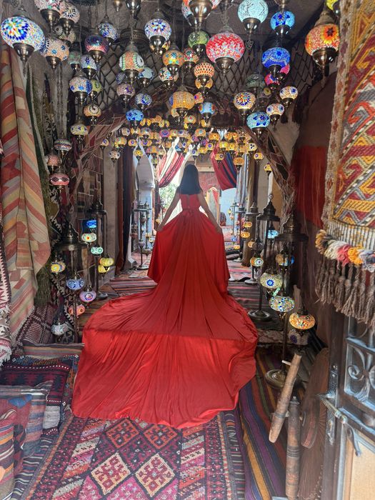 Платье со шлейфом красное