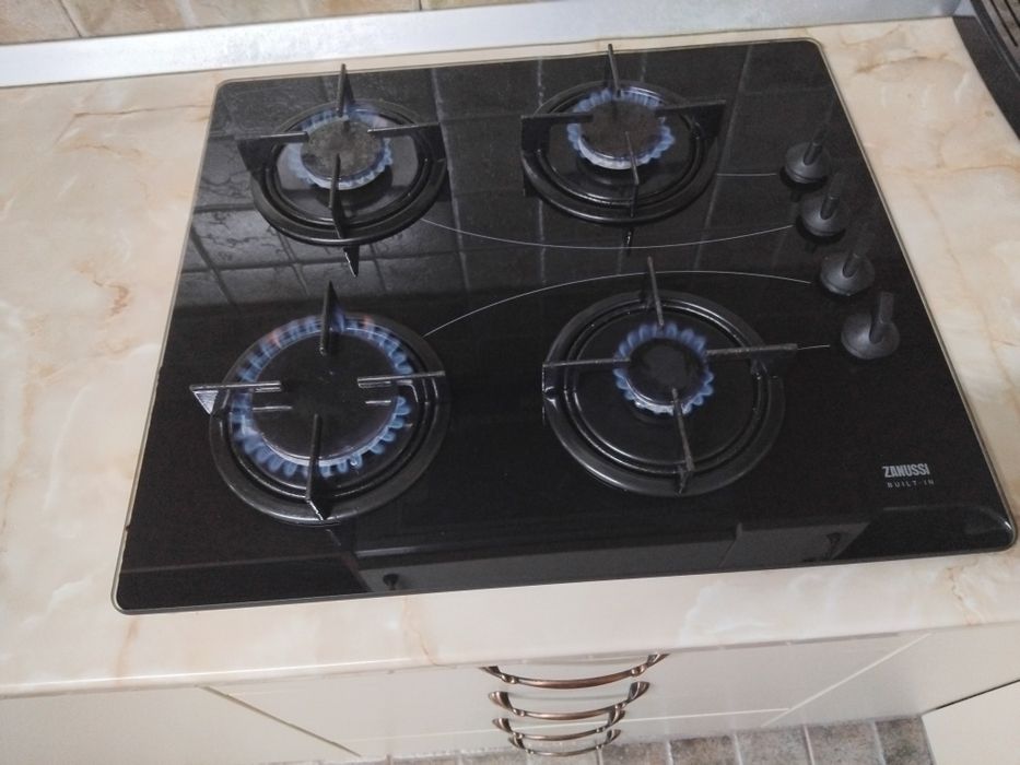 Plita pe gaz din sticla Zanussi