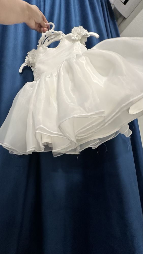 Белое пышное платье на девочку