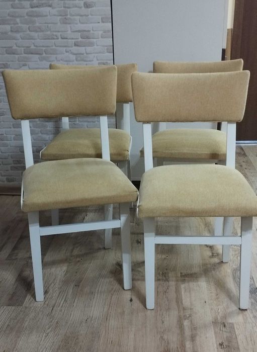 Продавам трапезни столове 4 бр.,претапицирани,дърво,реновирани.