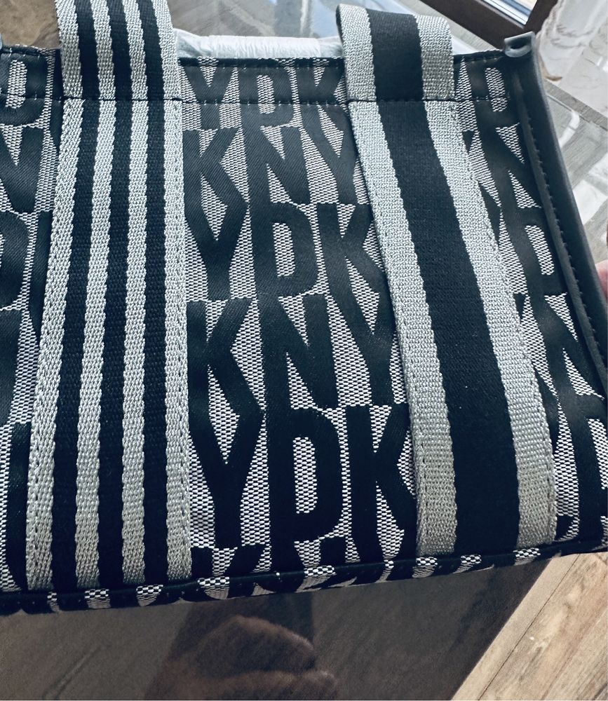 Geanta DKNY noua cu eticheta.