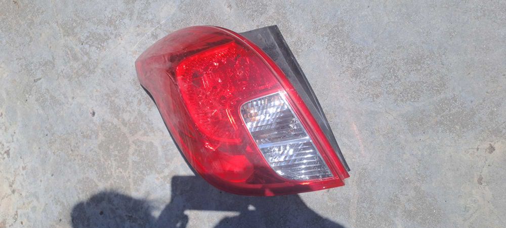 Продавам ляв стоп за Опел Мокка.